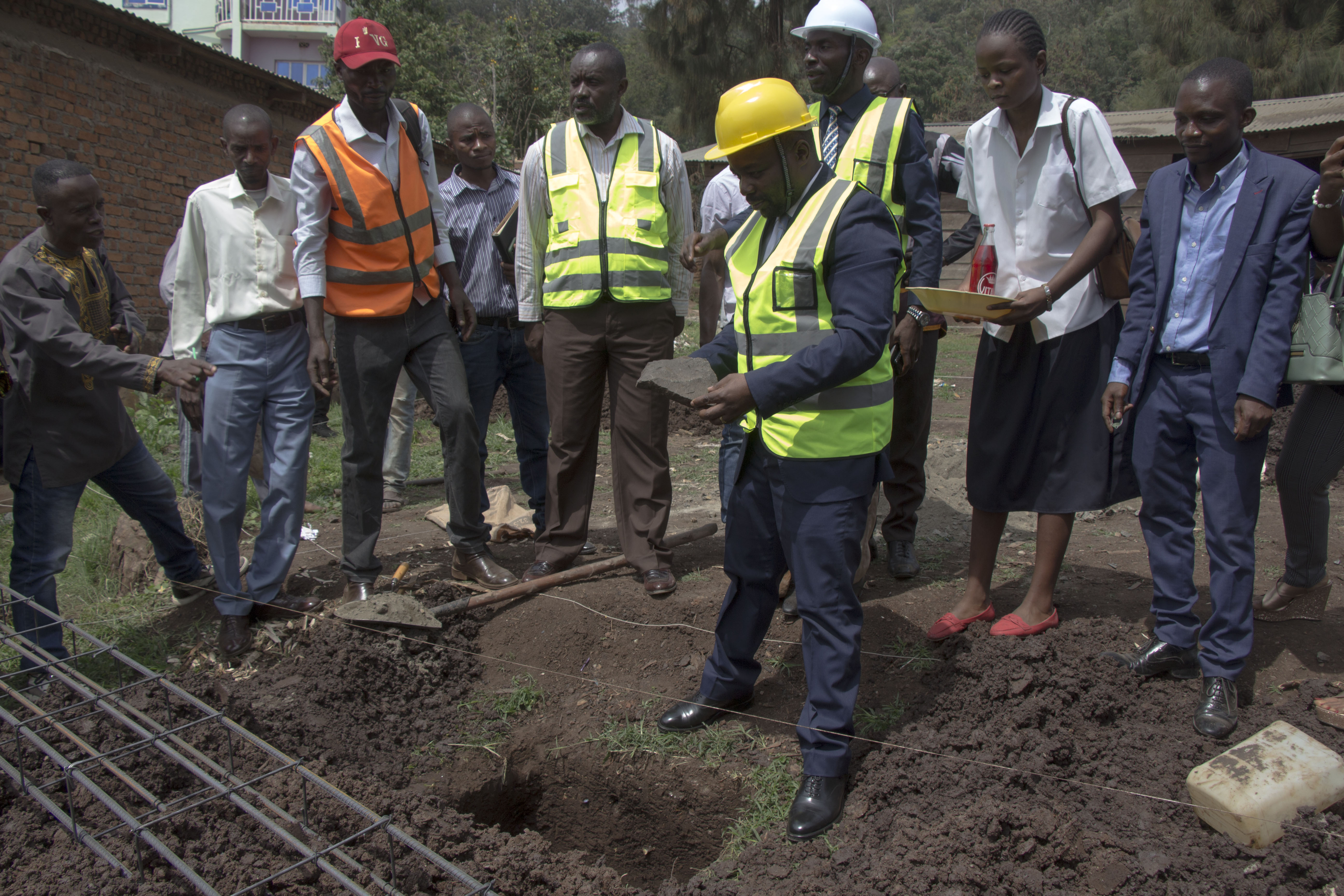 Infrastructures : Le DG Emery Mudinga pose la première pierre de construction de deux salles de classe à l’ITB / ISDR-Bukavu